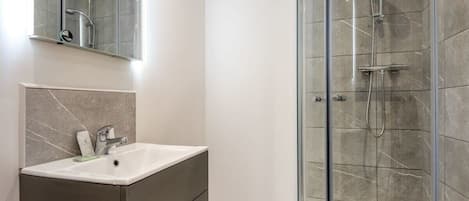 Dusche, Haartrockner, Handtücher, Shampoo