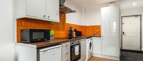 Kühlschrank, Mikrowelle, Ofen, Herdplatte