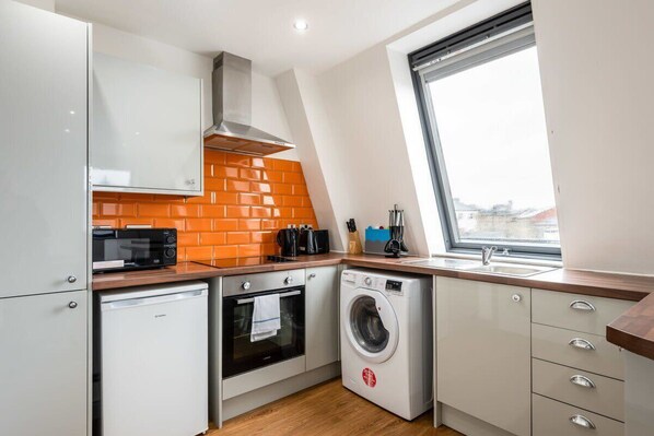 Fridge, microwave, oven, stovetop - Budget 1BED Top Floor Apartment in Central Halifax (Halifax)