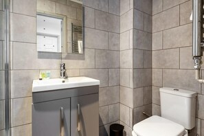 Shower, hair dryer, towels - Budget 1BED Top Floor Apartment in Central Halifax (Halifax)