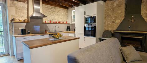 Televisie en een open haard