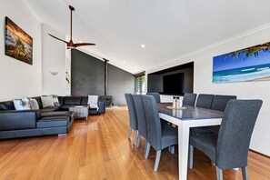 Dining - Yerranya pet-friendly beach home w pool (Yaroomba)