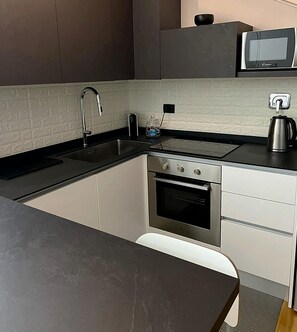 Fridge, microwave, oven, stovetop - Benvenuti al Nido di Porta Susa: Un Rifugio di Comfort nel Cuore di Torino (Torino)