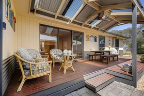 Outdoor dining - Golden Sands Rye - 1 bedroom for 2 guests - Tranquil, spacious retreat for two. Close to Tyrone beach. (Rye)