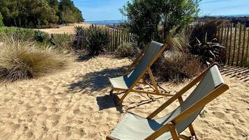 Accommodatie ligt op het strand, ligstoelen