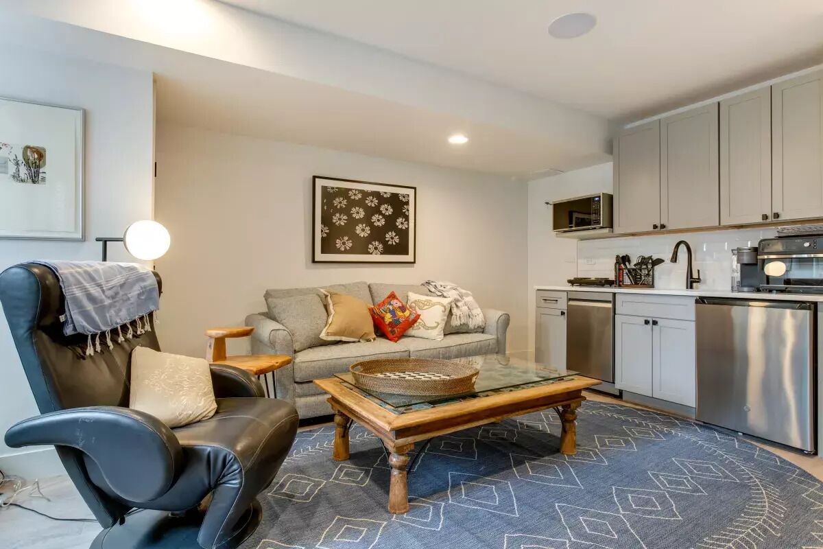 Brand new 2 room apartment on the park with quick access to downtown