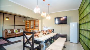 Leilighet – executive | Oppholdsområde | En 48-tommers smart-TV med digitale kanaler