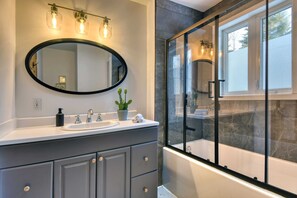 Shower, hair dryer, towels, shampoo - Spacious cottage in forest, with spa + lake access (La Macaza)