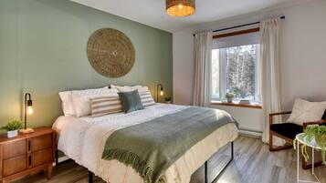 3 bedrooms, iron/ironing board, WiFi, bed sheets