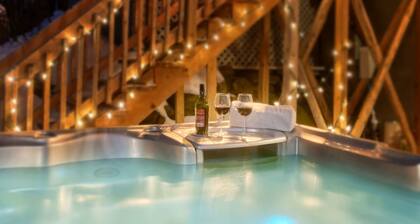 Spacious cottage in forest, with spa + lake access