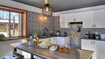 Køleskab, mikrobølgeovn, ovn, kogeplade