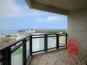 Dobbeltrom – deluxe, flere senger, strandutsikt | Terrasse/patio