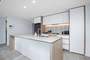 Refrigerador, microondas, horno, placa de cocina