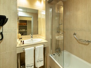 浪漫客房 | 浴室 | 名牌洗护用品、吹风机、坐浴桶、肥皂