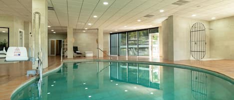 Una piscina techada, abierta desde las 10:00 hasta las 19:00, sombrillas