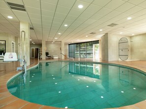 Indoor pool, open 10:00 AM to 7:00 PM, pool umbrellas, sun loungers - Hotel Altos de Istán (Istan)