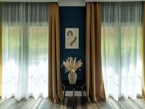 Deluxe kamer | 1 slaapkamer, donzen dekbedden, een minibar, een kluis op de kamer