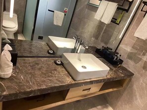 ห้องบิสซิเนสดับเบิล | ห้องน้ำ | ฝักบัว, เรนชาวเวอร์, ของใช้ในห้องน้ำระดับพรีเมียม, ไดร์เป่าผม