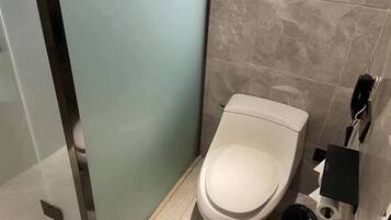 Business Double Room | Bathroom | Shower, rainfall showerhead, designer toiletries, hair dryer