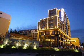 ด้านหน้าที่พัก - ตอนเย็น/กลางคืน