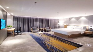 Kamar Double Grand | Seprai premium, selimut bulu angsa, busa memori, dan brankas
