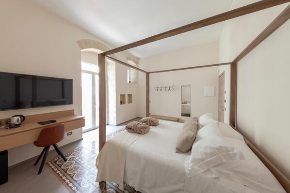 1 bedroom, Egyptian cotton sheets, premium bedding, down comforters