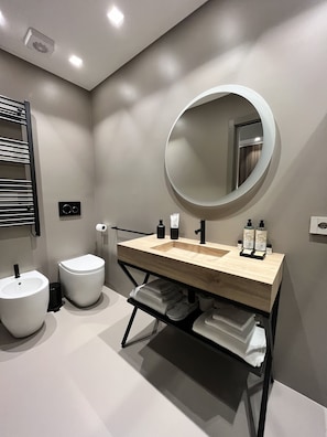 Kahden hengen deluxe-huone | Kylpyhuone | Tohvelit