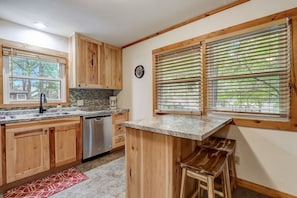 Fridge, microwave, oven, stovetop - Pine Bay Lodge - Lakefront (Wisconsin Dells)