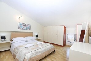 1 slaapkamer, een strijkplank/strijkijzer, reisbedje, gratis wifi