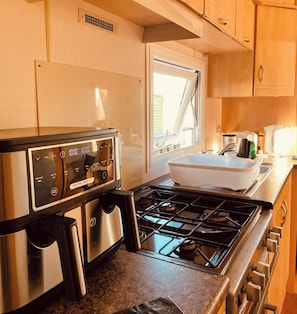 Cabin | Private kitchen | Fridge, microwave, oven, stovetop