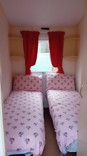 3 bedrooms, free WiFi, bed sheets - Newton Stewart-sleeps 6-pool-parking-pet Friendly (Newton Stewart)