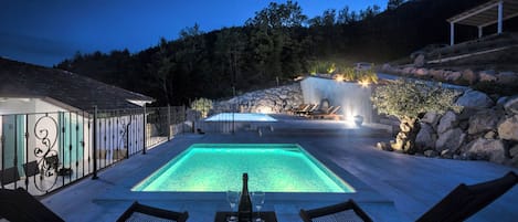 Maison Familiale, plusieurs chambres, réfrigérateur et four à micro-ondes (Villa Lapis) | Piscine | Piscine extérieure (ouverte en saison)