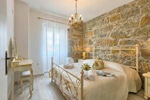 Familjehus - flera sovrum - kylskåp och mikrovågsugn (Villa Lapis) | 7 sovrum, värdeförvaringsskåp på rummet och arbetsyta för laptop