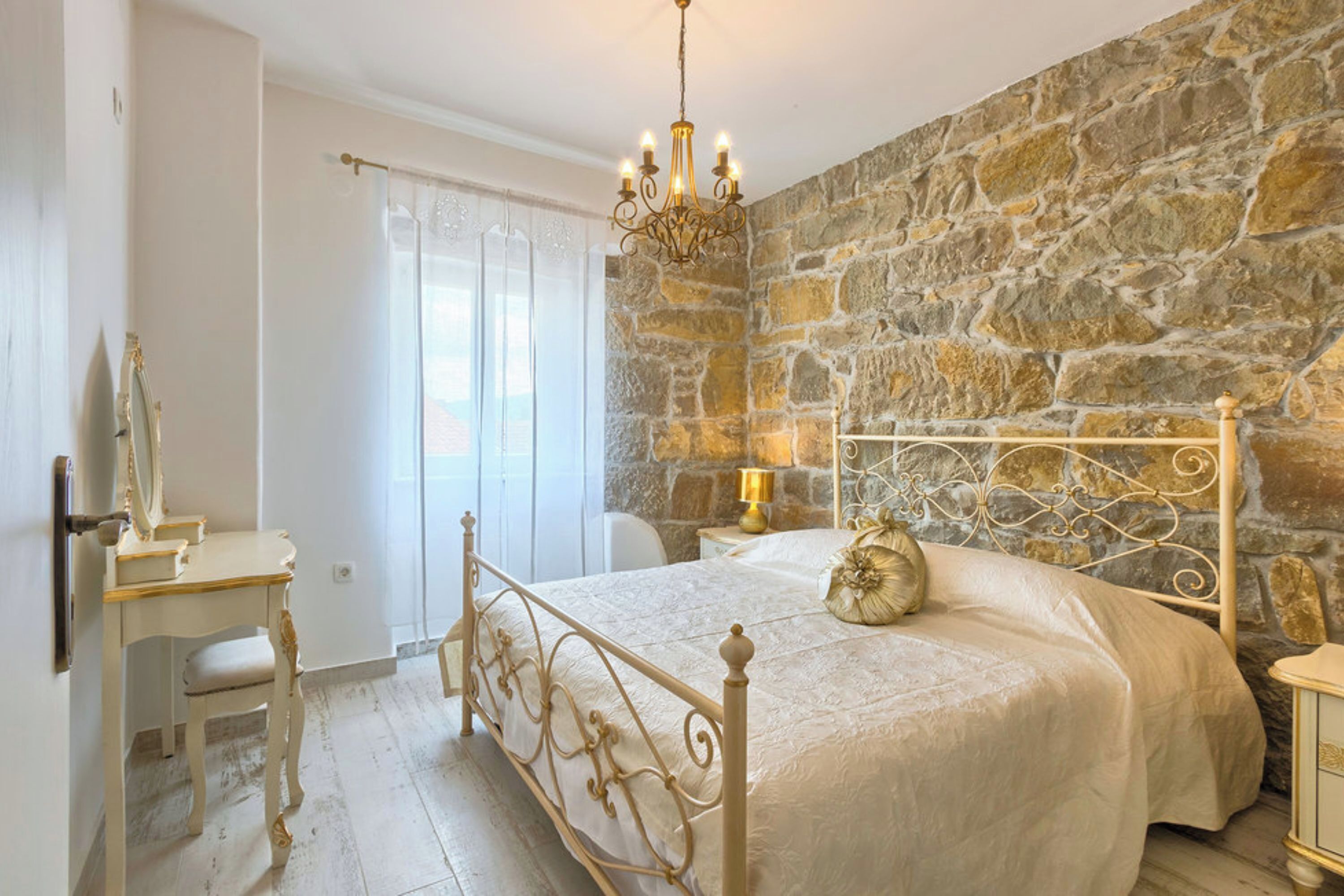 7 多间卧室、客房内保险箱、笔记本电脑工作区、熨斗/熨衣板