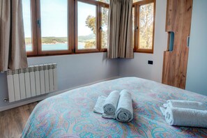 2 dormitorios, escritorio, tabla de planchar con plancha y cuna de viaje