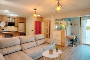 Una Smart TV, libros, una biblioteca de música, un reproductor estéreo