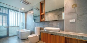 Quarto família, sacada | Banheiro | Produtos de toalete grátis, secador de cabelo, chinelos 