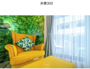 Dubbelrum - balkong | Vardagsrum | 40-tums platt-tv med kabelkanaler