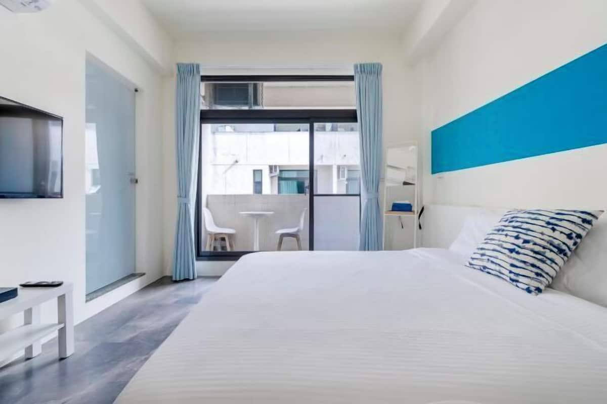 Blackout drapes, WiFi (free), bed sheets