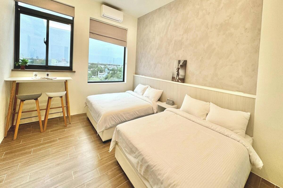 Familienzimmer, Badewanne | Verdunkelungsvorhänge, kostenloses WLAN, Bettwäsche