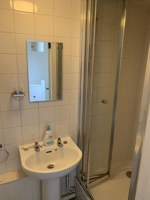 Kostenlose Toilettenartikel, Haartrockner, Handtücher, Seife