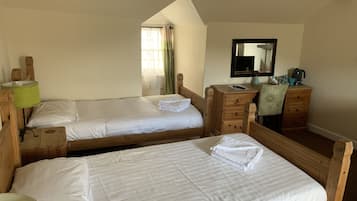 Habitación con 2 camas individuales, baño privado | Ropa de cama de alta calidad y escritorio