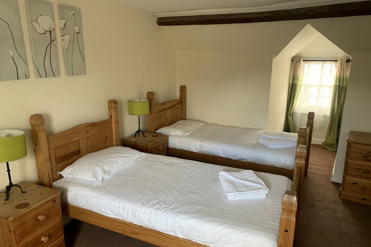 Camera con 2 letti singoli, bagno in camera | Biancheria da letto di alta qualità, una scrivania, postazione laptop
