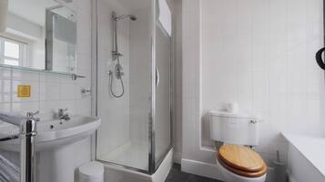 Standard Süit, Banyolu/Duşlu | Banyo | Ücretsiz banyo/kozmetik ürünleri, saç kurutma makinesi, havlu, sabun