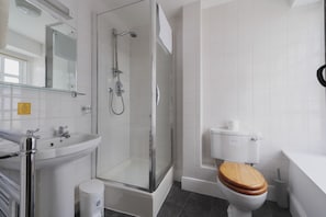 Standard Suite, Ensuite | Bathroom | Free toiletries, hair dryer, towels, soap
