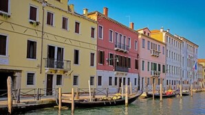 Un canal con edificios coloridos y una góndola.