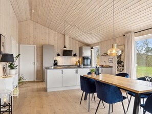 Kylskåp, ugn, diskmaskin och barnstol