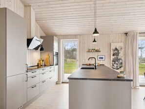 Kylskåp, ugn, diskmaskin och barnstol