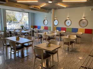 每日供应自助式早餐（每人 CHF 12）