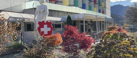 Un edificio con fachada colorida y una estatua en su parte frontal.
